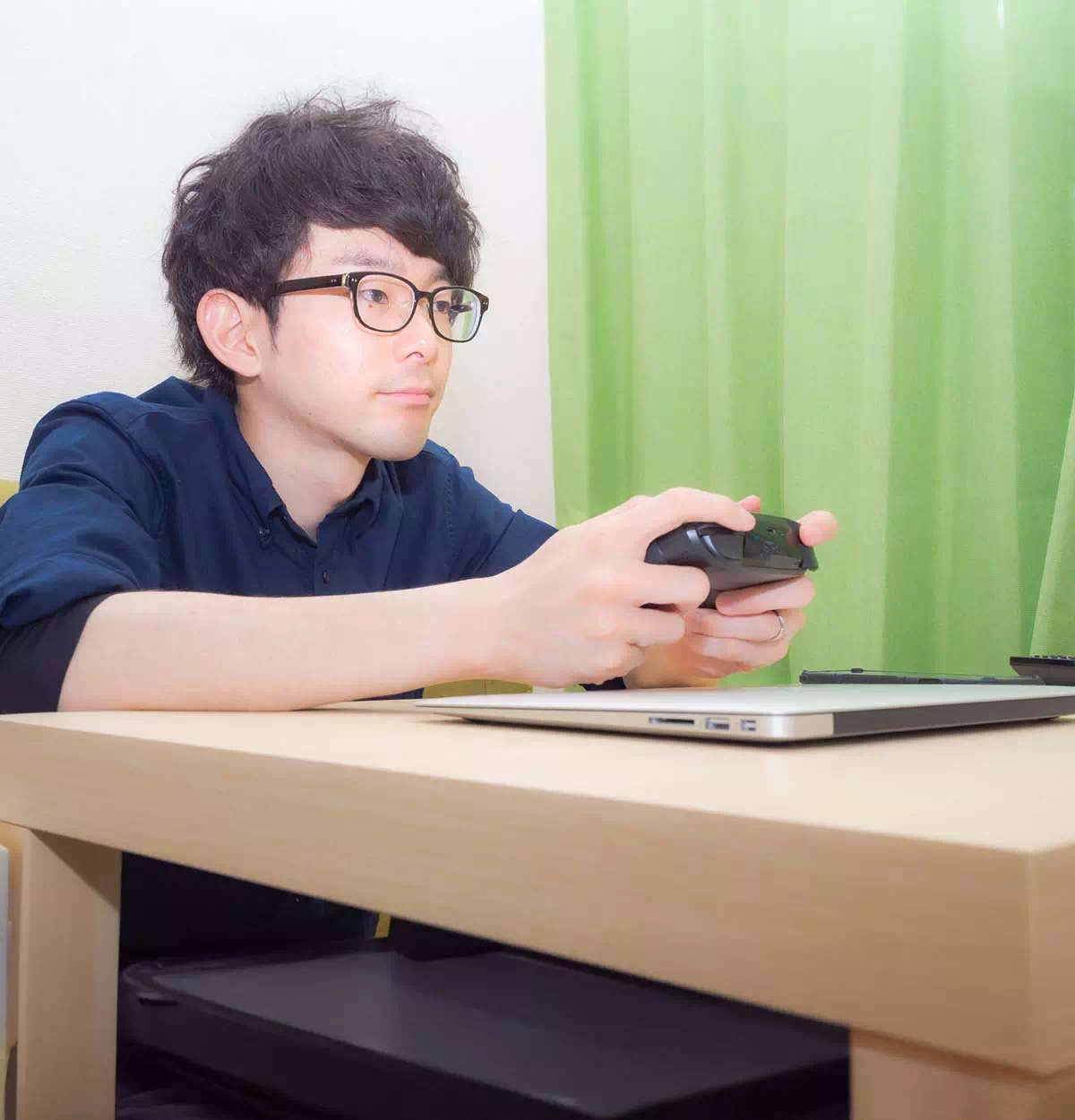 就労支援B型事業所Beスポーツでeスポーツをしている男性