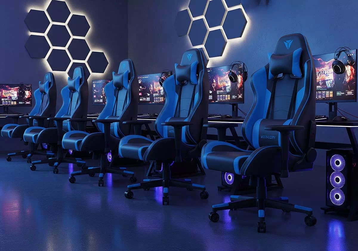 ゲーミングチェアやゲーミングPCなどが並んでいる