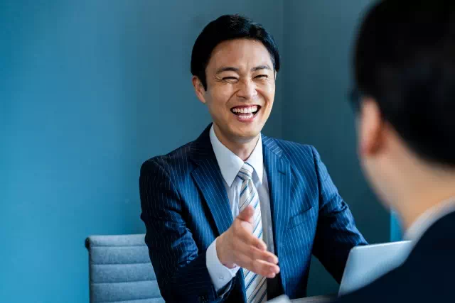 就労支援B型事業所Beスポーツにてヒアリングを行う男性