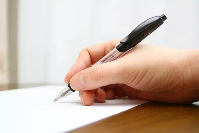 障害福祉サービス受給者証の申請手続きする様子